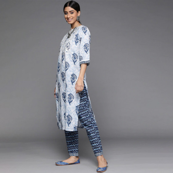 http://13.233.79.61/products/women-white-paisley-motifs-printed-pure-cotton-kurta-with-trousers-with-dupatta