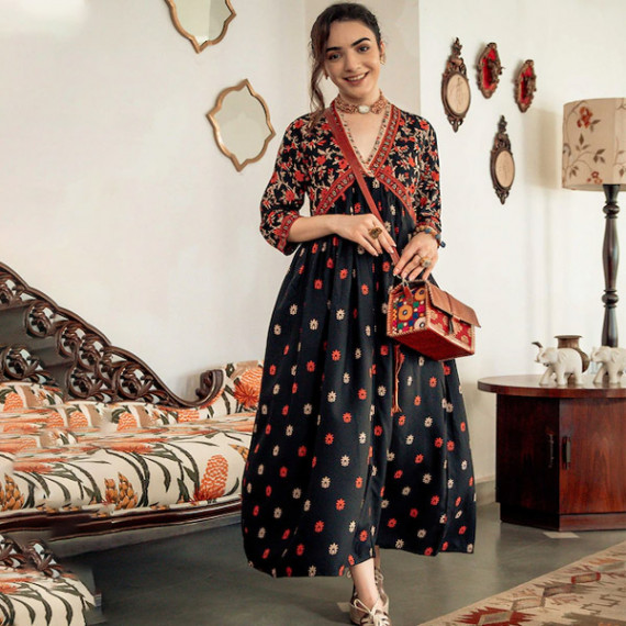 http://13.233.79.61/products/black-orange-ethnic-motifs-printed-maxi-dress